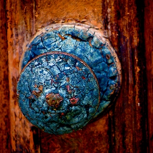 Poignée bleue sur porte en bois - France  - collection de photos clin d'oeil, catégorie portes